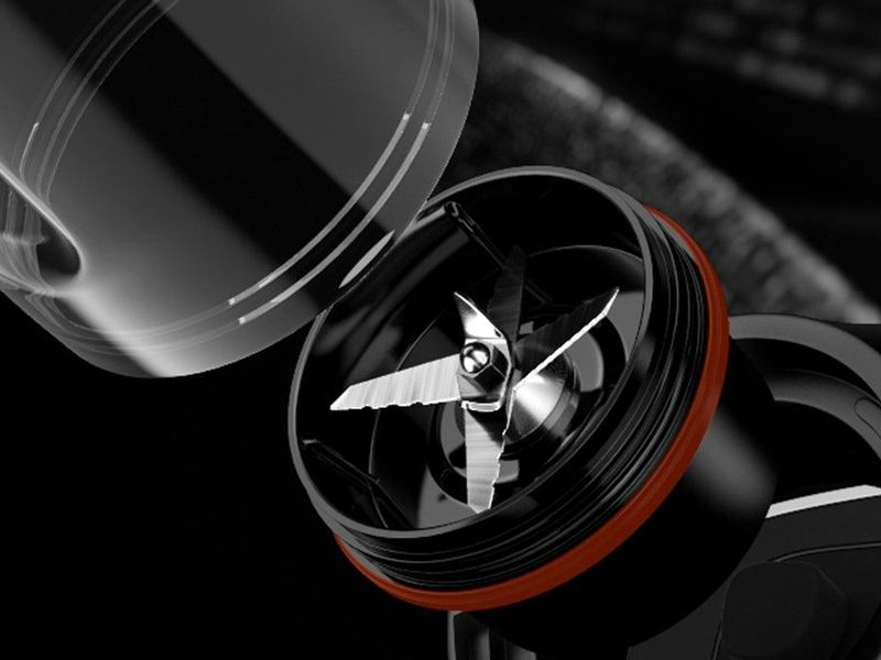 Personalblender-Aufsatz wird auf den Motorblock gesetzt